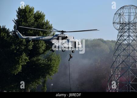 Tag der kroatischen Streitkräfte gefeiert mit Demonstration der Fähigkeiten von Technik und Soldaten. Hubschrauber, Boote, Soldaten, die dabei ihre militärische routine Stockfoto