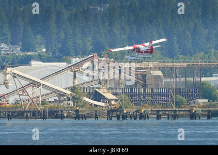 Harbour Air Wasserflugzeuge Turbo Otter Wasserflugzeug In der Kanada 150 Livree Klettern Weg von Vancouver Harbour Flight Centre, Britisch-Kolumbien, Kanada. Stockfoto