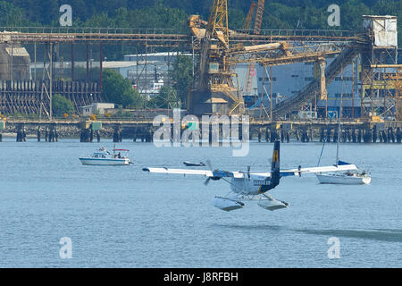 Harbour Air Wasserflugzeuge de Havilland Canada DHC-6 Twin Otter Wasserflugzeug nehmen Off aus Vancouver Hafen Flight Center, British Columbia, Canada. Stockfoto