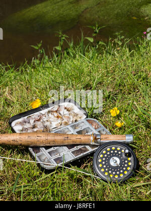 Eintagsfliegen und eine alte Fischerei Gespließte am Ufer eines Flusses Stockfoto