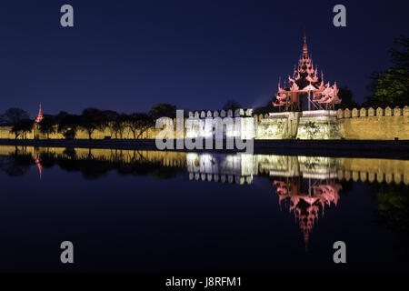 Zitadelle Wand, Bastion und Pyatthat (Turm) und Graben in den Königspalast Mandalay in Mandalay, Myanmar (Burma) in der Nacht beleuchtet. Stockfoto