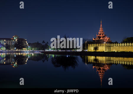 Stadt und beleuchtete Zitadelle-Wand, Bastion und Pyatthat (Turm) und Graben in den Königspalast Mandalay in Mandalay, Myanmar (Burma) in der Nacht. Kopieren Sie Raum. Stockfoto