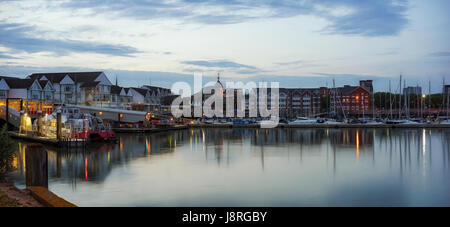 Southamptons Stadtkai in der Abenddämmerung Stockfoto