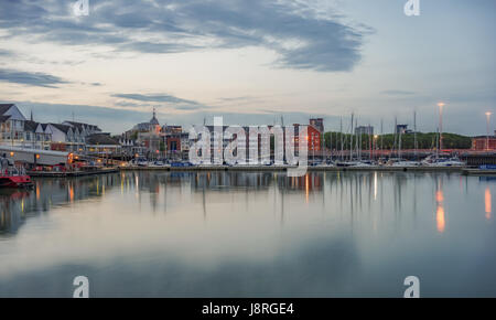 Southamptons Stadtkai in der Abenddämmerung Stockfoto