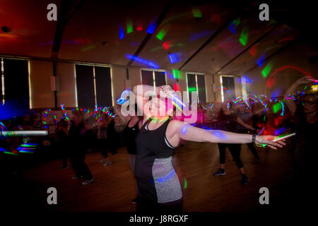 Bild: Clubbercise-Übungskurs, Murrayfield Parish Kirche Stockfoto