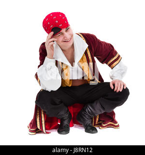 Mann trägt ein Pirat Kostüm posiert, isoliert auf weiss in voller Länge. Stockfoto