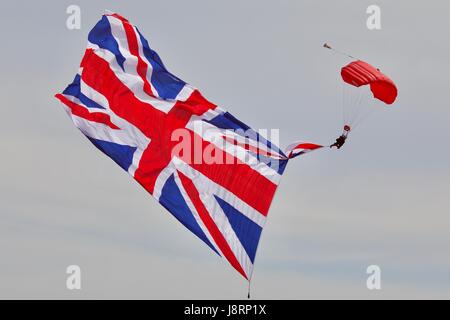 Die Red Devils Fallschirm Display Team mit einem riesigen Union Jack-Flagge Stockfoto