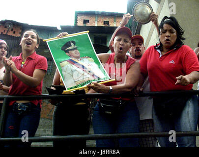 Präsident Hugo Chavez Fans schreien vor ein Anti-Chávez-Opposition-Marsch von ihrer Nachbarschaft in Caracas, 18. Dezember 2002. Anti-Chave Stockfoto