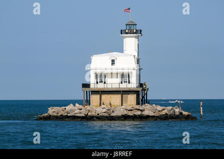 Long Beach Bar Leuchtturm, auch bekannt als Bug Licht erreichen Sie mit einer Bootsfahrt von der East End Seaport Museum in Greenport, Long Island, New Yo Stockfoto