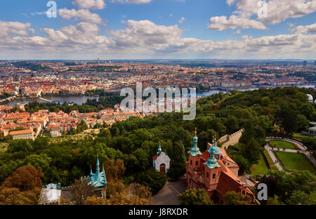 Panorama von Prag, Tschechien entnommen der Petrin-Turm Stockfoto