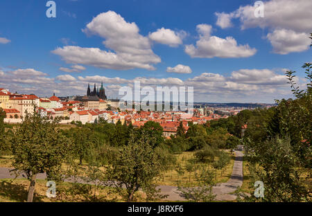 Blick auf die Prager Burg vom Petrin park Stockfoto