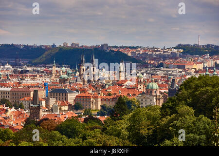 Aussicht von der Liebfrauenkirche vor Tyn vom Petrin Park, Prag, Tschechien Stockfoto