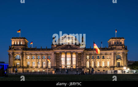 Berlin, Deutschland - 27. Mai 2017: das Reichstagsgebäude, Sitz des Deutschen Bundestages (Deutscher Bundestag), in der Nacht in Berlin, Deutschland. Stockfoto