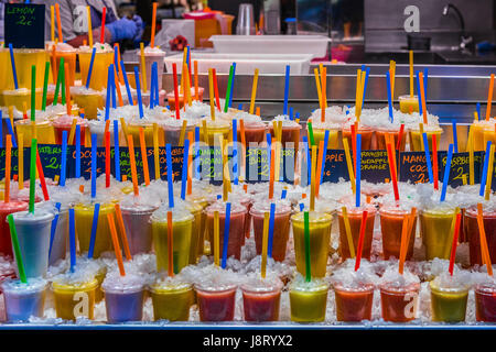 Obst Saft setzen auf Eis am La Boqueria-Markt in Barcelona Stockfoto