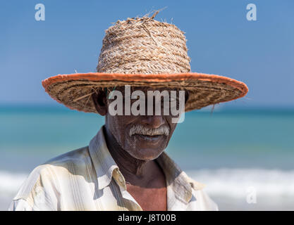 Porträt eines srilankischen Fischers arbeiten mit einem Team von Fischer in einen Haken am Uppuveli Strand außerhalb von Trincomalee in Sri Lanka zu ziehen Stockfoto