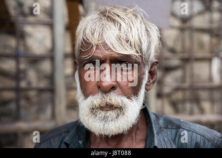 Porträt von Sri Lanka Fischhändler auf einem nassen Markt in Kandy, Sri Lanka. Stockfoto