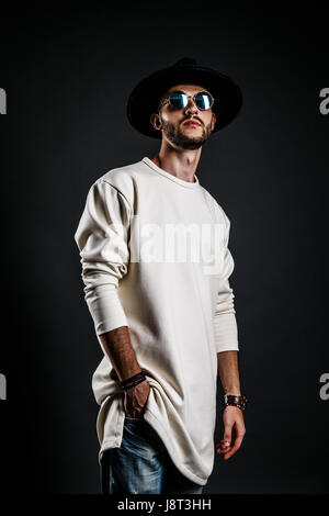 Stilvollen Mann in Hut und Sonnenbrille Stockfoto