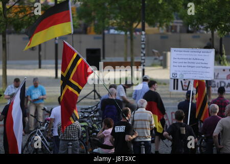 Berlin, Deutschland. 29. Mai 2017. Demonstrant Welle eine Wirmer Flagge und eine deutsche Flagge. Eine Handvoll von rechtsextremen Demonstranten kamen zu ihrer wöchentlichen Kundgebung in Berlin, wo sie gegen Ausländer, Flüchtlinge und spezifisch gegen die deutschen Kirchen und ihre Pro-Flüchtlinge-Politik aussprach. Der Protest ist Teil der größeren PEGIDA-Bewegung, das trifft sich regelmäßig in verschiedenen deutschen Städten. Bildnachweis: Michael Debets/Pacific Press/Alamy Live-Nachrichten Stockfoto