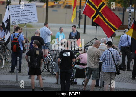 Berlin, Deutschland. 29. Mai 2017. Demonstranten Welle eine Wirmer Flagge. Eine Handvoll von rechtsextremen Demonstranten kamen zu ihrer wöchentlichen Kundgebung in Berlin, wo sie gegen Ausländer, Flüchtlinge und spezifisch gegen die deutschen Kirchen und ihre Pro-Flüchtlinge-Politik aussprach. Der Protest ist Teil der größeren PEGIDA-Bewegung, das trifft sich regelmäßig in verschiedenen deutschen Städten. Bildnachweis: Michael Debets/Pacific Press/Alamy Live-Nachrichten Stockfoto