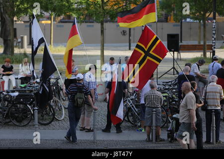 Berlin, Deutschland. 29. Mai 2017. Demonstranten Welle eine Wirmer Flagge, deutsche Flaggen, eine preußische Fahne und eine Fahne mit einem Eisernen Kreuz und "Gott mit uns" darauf geschrieben. Eine Handvoll von rechtsextremen Demonstranten kamen zu ihrer wöchentlichen Kundgebung in Berlin, wo sie gegen Ausländer, Flüchtlinge und spezifisch gegen die deutschen Kirchen und ihre Pro-Flüchtlinge-Politik aussprach. Der Protest ist Teil der größeren PEGIDA-Bewegung, das trifft sich regelmäßig in verschiedenen deutschen Städten. Bildnachweis: Michael Debets/Pacific Press/Alamy Live-Nachrichten Stockfoto