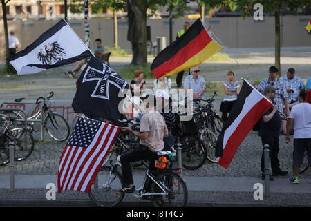 Berlin, Deutschland. 29. Mai 2017. Demonstranten Welle eine Wirmer Flagge, deutsche Flaggen, eine preußische Fahne, eine Fahne mit einem Eisernen Kreuz und "Gott mit uns" drauf und eine US-Flagge. Eine Handvoll von rechtsextremen Demonstranten kamen zu ihrer wöchentlichen Kundgebung in Berlin, wo sie gegen Ausländer, Flüchtlinge und spezifisch gegen die deutschen Kirchen und ihre Pro-Flüchtlinge-Politik aussprach. Der Protest ist Teil der größeren PEGIDA-Bewegung, das trifft sich regelmäßig in verschiedenen deutschen Städten. Bildnachweis: Michael Debets/Pacific Press/Alamy Live-Nachrichten Stockfoto