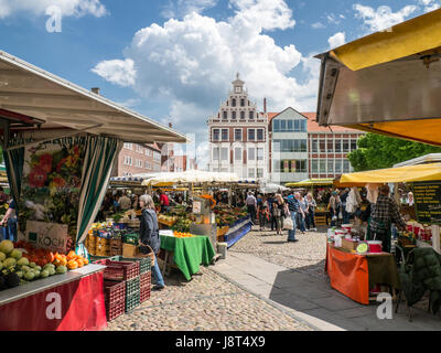 Wochenmarkt am Marktplatz in Lüneburg, Niedersachsen, Deutschland. Stockfoto