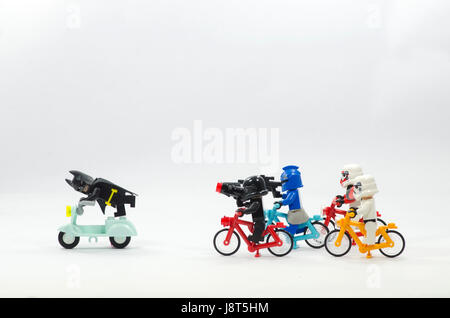 LEGO Starwars Sturm Troopers Fahrrad jagt Batman auf Roller. Stockfoto