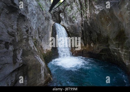 Wasserfall im Berg Sapadere Canyon im Taurus-Gebirge in der Nähe von Alanya in der Türkei Stockfoto