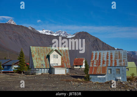 Schneebedeckte Gipfel der Antuco Vulkan (2.979 m) erhebt sich über das kleine Skigebiet im Laguna de Laja Nationalpark in der Region Bio Bio Chile. Stockfoto