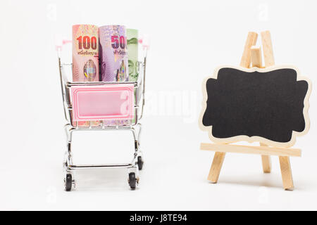 Bilder der Banknoten der anderen Wert. Baht Banknoten in Ihrem Warenkorb und Tafel. Auf weißem Hintergrund. Stockfoto