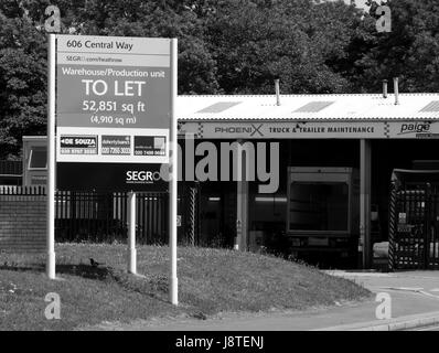 Monochrome Immobilienmakler Lager und Büro Industrieanlagen, Zeichen zu lassen Stockfoto