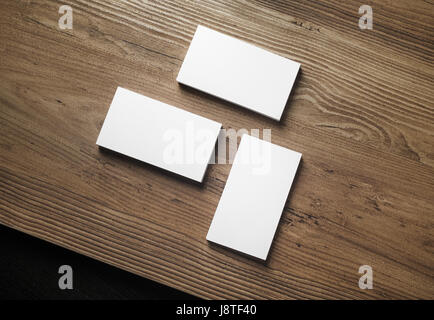 Foto von leere Visitenkarten auf Holztisch Hintergrund. Ansicht von oben. Stockfoto