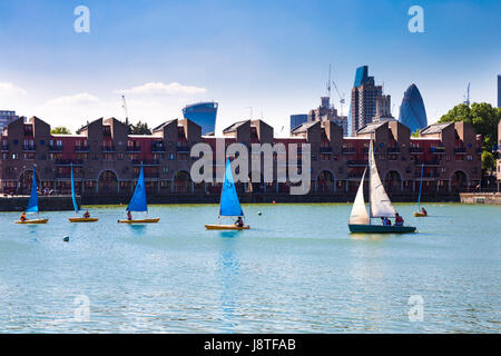 Menschen Segeln in Shadwell Basin an einem sonnigen Tag, London, UK Stockfoto