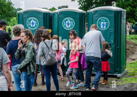 Menschen Warteschleife mobilen Toiletten Lesung Karneval im Prospect Park, lesen. Stockfoto