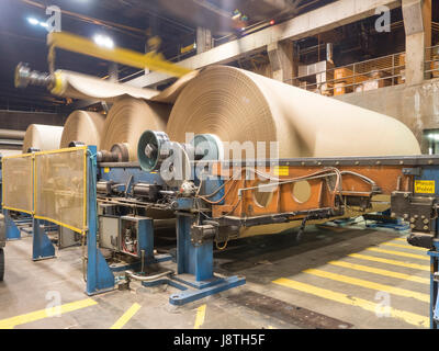 Papier-Mühle-Operationen in American Pacific North West. dreißig Tonnen Rollen braunen Kraftpapier entstehen. Stockfoto