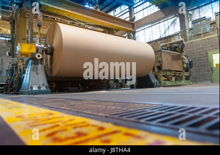 Papier-Mühle-Operationen in American Pacific North West. dreißig Tonnen Rollen braunen Kraftpapier entstehen. Stockfoto