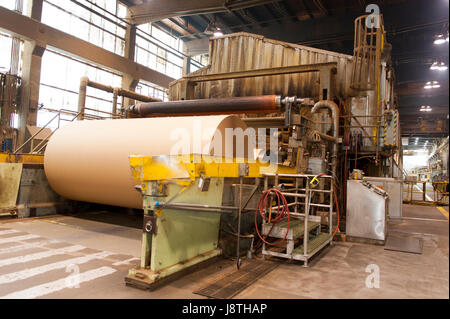 Papier-Mühle-Operationen in American Pacific North West. dreißig Tonnen Rollen braunen Kraftpapier entstehen. Stockfoto