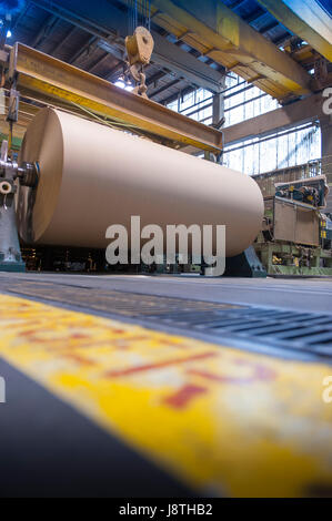 Papier-Mühle-Operationen in American Pacific North West. dreißig Tonnen Rollen braunen Kraftpapier entstehen. Stockfoto