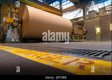 Papier-Mühle-Operationen in American Pacific North West. dreißig Tonnen Rollen braunen Kraftpapier entstehen. Stockfoto