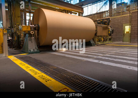 Papier-Mühle-Operationen in American Pacific North West. dreißig Tonnen Rollen braunen Kraftpapier entstehen. Stockfoto