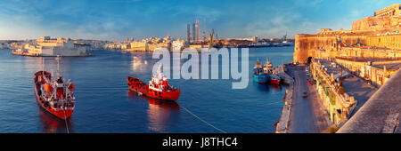 Valletta und den Grand Harbour in der Morgendämmerung. Malta. Stockfoto