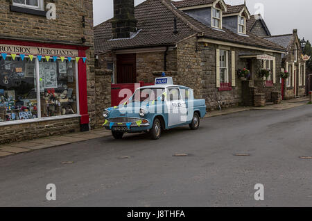 Goathland Dorf-Shop-Aidensfield-Geschäfte ford Anglia Polizeiauto von Puls TV-Show außerhalb geparkt Stockfoto