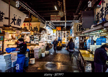 TSUKIJI TOKYO, JAPAN - 30 NOV Händler Verkauf Meeresfrüchte in Tsukiji-Fischmarkt am 30. November 2016 in Tsukiji, Japan. Tsukiji Fischmarkt gehört zu bigg Stockfoto