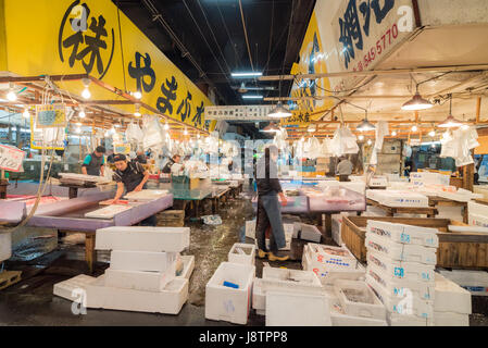 TSUKIJI TOKYO, JAPAN - 30 NOV Händler Verkauf Meeresfrüchte in Tsukiji-Fischmarkt am 30. November 2016 in Tsukiji, Japan. Tsukiji Fischmarkt gehört zu bigg Stockfoto