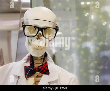 Ein Skelett, das Tragen von Brille und eine Fliege in einem Schaufenster Stockfoto