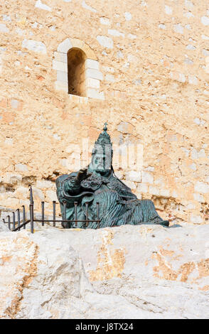 Bronzestatue des mittelalterlichen Papst Papa Luna vor Papa Luna Schloss, Peniscola, Spanien Stockfoto