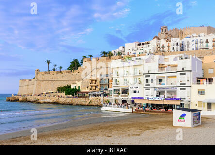 Ausblick auf Strand Playa Norte und am Strand Cafés in Richtung Papa Luna Burg, Peniscola, Spanien Stockfoto