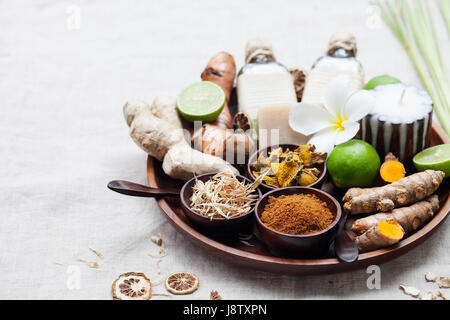 Spa, Heide-Pflege-Set von ätherischem Öl, Seife, Gewürze Stockfoto