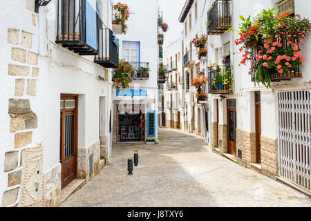 Malerischen gepflasterten Straße in der Altstadt von Peniscola, Spanien Stockfoto