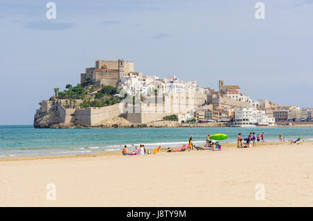 Menschen auf dem weichen sand Strand Playa Norte, überragt von der Altstadt und Papa Luna Schloss, Peniscola, Spanien Stockfoto